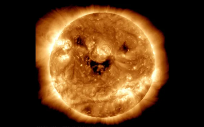 NASA’nın Güneş Dinamikleri Gözlemevi, Güneşin ‘Gülümseyen’ Bir Görüntüsünü Yakaladı