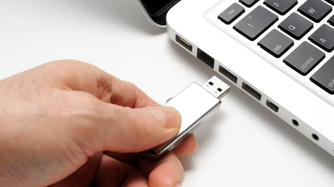 Tehlikeli yeni kötü amaçlı yazılım şifrelenmiş USB sürücüleri kırabilir