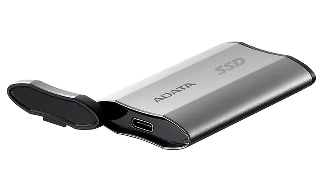 Bu sağlam, toza ve suya dayanıklı harici SSD, soğuk performansı garanti etmek için alüminyum alaşımlı bir kasaya sahiptir