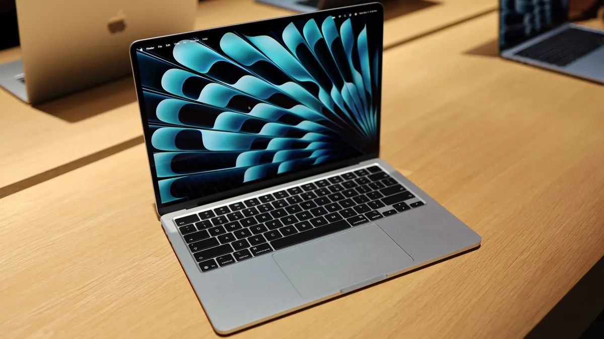 MacBook Air M5’in klavyesi neden farklı görünüyor? Sebebi iPhone