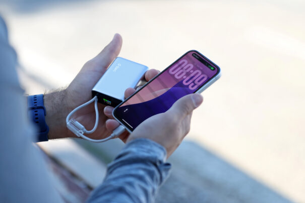 ttec ReCharger Pro TFT Powerbank ile hareket halindeyken kesintisiz enerji deneyimi