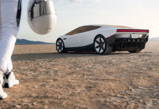 Tesla’nın uçan Roadster’ı tartışma yarattı: Gösterişli teknoloji mi, gerçek inovasyon mu?